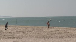 CLEAN : In France, a sunny Easter weekend by the ocean News Clip