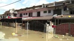 CLEAN : Malaysian army distributes supplies to those hit by flooding News Clip