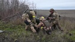 CLEAN : Ukrainian soldiers fire mortars in Kharkiv region News Clip