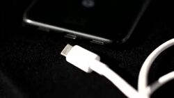 VOICED : La UE acuerda adoptar el cargador único para dispositivos portátiles en 2024 News Clip