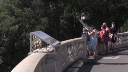 CLEAN : Parisians and tourists soak up the sunshine during heatwave News Clip