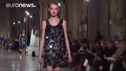 Live statues line Kenzo Paris Fashion show News Clip