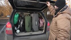 CLEAN : Ukrainians start fleeing to Hungary after Russian attack News Clip