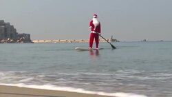 VOICED : A camello o sobre una tabla de surf Santa Claus ya recorre el mundo News Clip