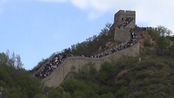 CLEAN : Thousands of Chinese flock to the Great Wall during May Day holiday News Clip
