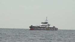 People thought to be migrants seen crossing the Channel in a small boat News Clip