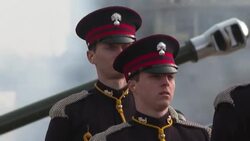 VOICED : Salvas de cañón en honor a Isabel II, reina desde hace 70 años News Clip