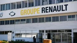 CLEAN : Staff block entrance to Renault foundry facing closure in Brittany News Clip