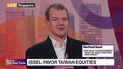 How Investors Can De-Risk Ahead of Trump Tariffs, According to UBS Wealth Management News Clip