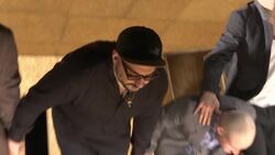 Freed Russian director takes a bow at theatre show Instructional Video