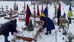 CLEAN : Family of fallen Ukrainian soldier decorate Christmas tree on his grave News Clip