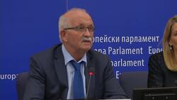 May criticised over last-gasp Strasbourg trip Instructional Video