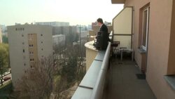 CLEAN : Coronavirus: Polish tenor sings opera on his balcony News Clip