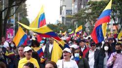 VOICED : Miles de colombianos protestan contra proyecto de reforma fiscal de Petro News Clip