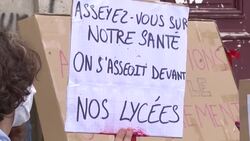 CLEAN : Paris high school students stage blockades to condemn inadequate anti-Covid measures News Clip