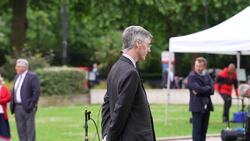 Scene outside Parliament as protestors boo Jacob Rees-Mogg as he gives interviews News Clip