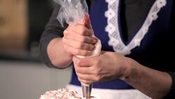 How to Do a Swirl Design on a Wedding Cake Instructional Video