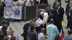 VOICED : "Ni se me pasó por la cabeza", dice el papa Francisco sobre rumores de su renuncia News Clip