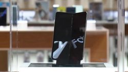 CLEAN : Samsung launches foldable smartphone News Clip