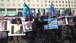 CLEAN : Uyghur protesters gather outside US State Department after deadly Urumqi fire News Clip