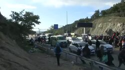 CLEAN : Catalan separatists block Spain France highway News Clip