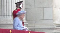 CLEAN : Queen and family gather on Buckingham Palace balcony for Platinum Jubilee News Clip