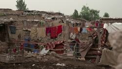 Afghan refugees swarming Pakistan's land border News Clip