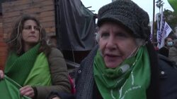 VOICED : Argentinas marchan a embajada de EEUU en protesta por fallo antiaborto News Clip