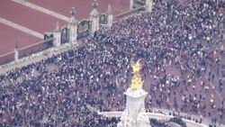 UK: Crowds and tributes continue to arrive at Buckingham Palace News Clip
