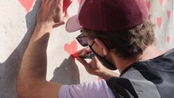 CLEAN : Mourners paint mural of 150,000 hearts to remember Covid victims in London News Clip