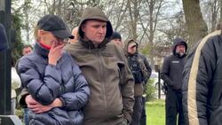 VOICED : Exhumación del alcalde y de otras víctimas de "crímenes de guerra" en Gostomel, cerca de Kiev News Clip