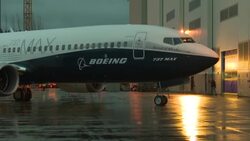 VOICED : Boeing espera que los MAX sean autorizados a mediados de ano y su accion cae News Clip