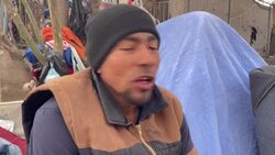 VOICED : Migrantes critican nuevo muro de contenedores en frontera México-EEUU News Clip