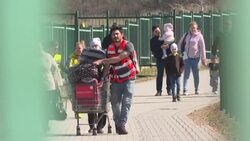 CLEAN : Influx of Ukrainian refugees continues at the Polish border News Clip