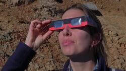 Decenas de miles se maravillan con eclipse solar en Chile  Instructional Video