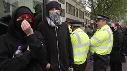 Met police enter bus sent to collect migrants blocked by protesters News Clip