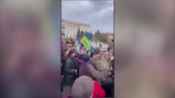 Ukrainian soldiers greeted with joy in Kherson News Clip