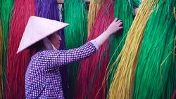 4k footage scene side of Vietnamese female craftsman drying and making traditional vietnam mats in the old village at Dinh Yen, Dong Thap, Vietnam, Tradition artist concept Stock Footage