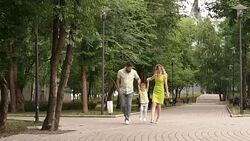 Happy dad with mom and little son walking in the summer Park. Stock Footage