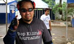 Why journalists carry guns in the Philippines Instructional Video
