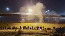 CLEAN : Migrants gather at US-Mexico border despite US Supreme Court's Title 42 decision News Clip