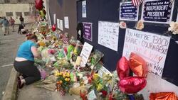 CLEAN : People flock to honor John Lewis at mural in Atlanta News Clip