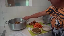 CLEAN : Xin Xin and Shuan Shuan: the only non-Chinese pandas in the world News Clip