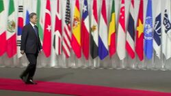 Shinzo Abe and Moon Jae In handshake News Clip