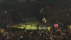 #TheMoment Coldplay's Chris Martin serenaded a 10-year old B.C. boy News Clip