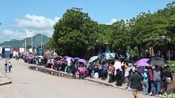 CLEAN : Nicaraguans travel to Honduras on horses to receive Covid-19 vaccine News Clip