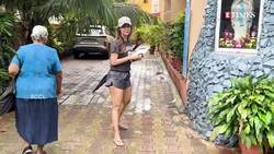 Fitness queen Malaika Arora easy breezy look goes viral, actress spotted outside her yoga studio News Clip