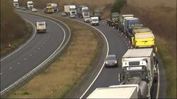UK creates fake traffic jam of 89 lorries to test no-deal readiness News Clip