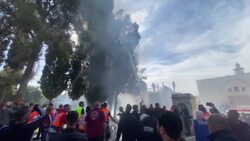 CLEAN : Fire erupts at Jerusalem's Al-Aqsa mosque compound amid clashes News Clip