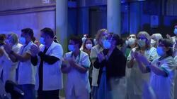 Personal medico recibe aplausos por su labor en Barcelona News Clip